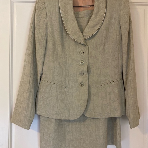 Beautiful Albert Nipon suit. - Picture 4 of 6